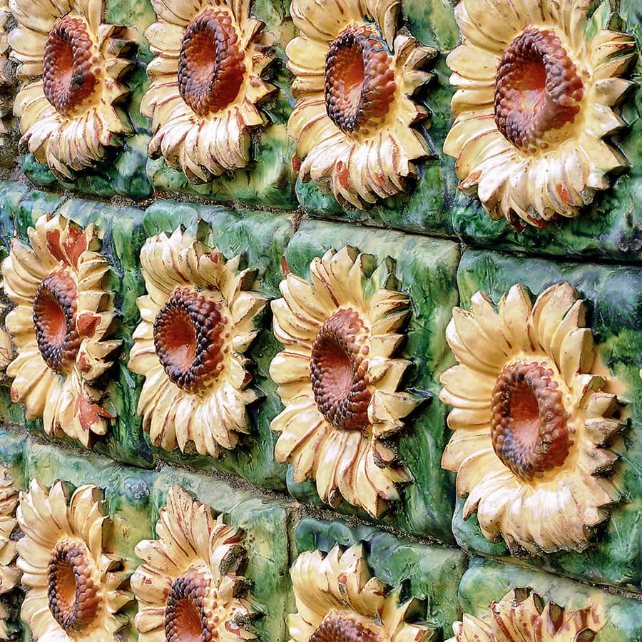 Azulejos de girasoles en El Capricho de Gaudí