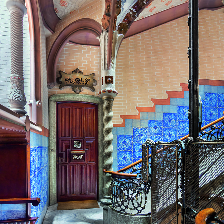 Escalera de la Casa Calvet de Antoni Gaudí