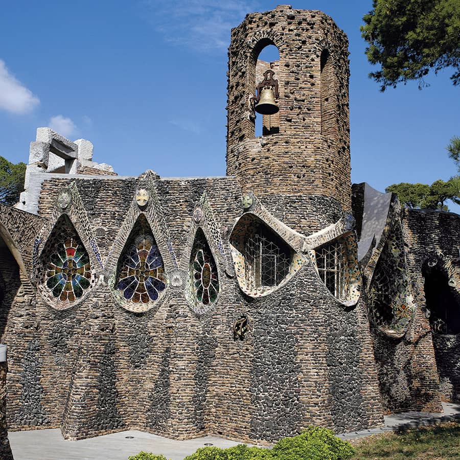 Exterior de la Cripta Güell, de Antoni Gaudí