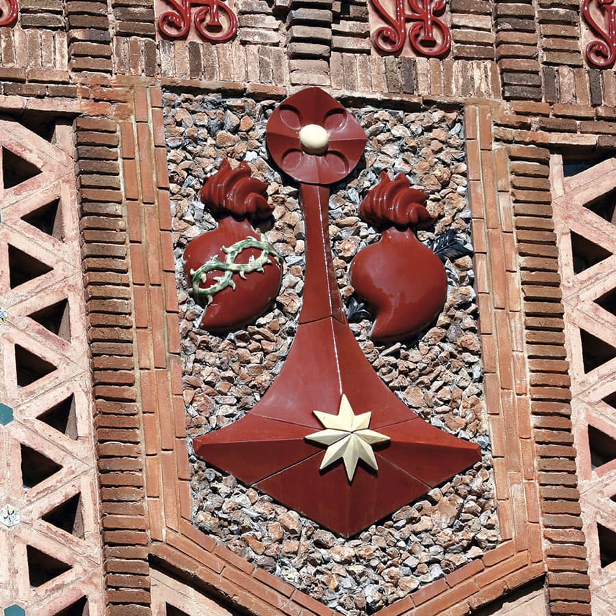 Detalle decorativo del Colegio Teresiano de Barcelona, de Gaudí