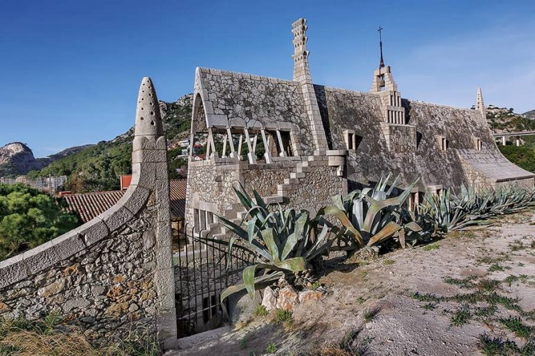 Visitar las Bodegas Güell, una singular obra de Gaudí | Dosde