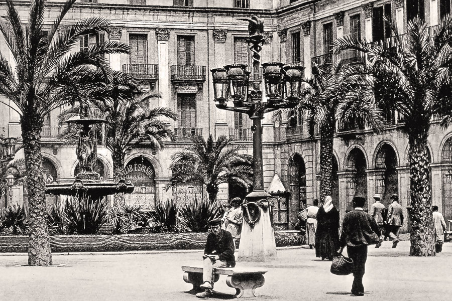 Lamp posts of the Plaza Real Antoni Gaudi