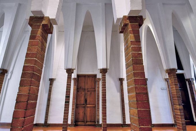 Arches caténaires du collège des Thérésiennes de Barcelone, Antoni Gaudí