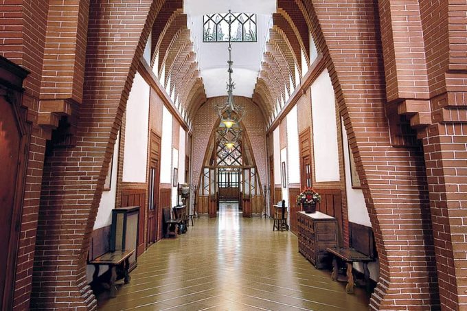 Salle du collège des Thérésiennes de Barcelone, Antoni Gaudí