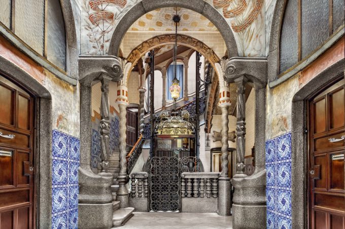 Hallway of Casa Calvet, by Antoni Gaudí