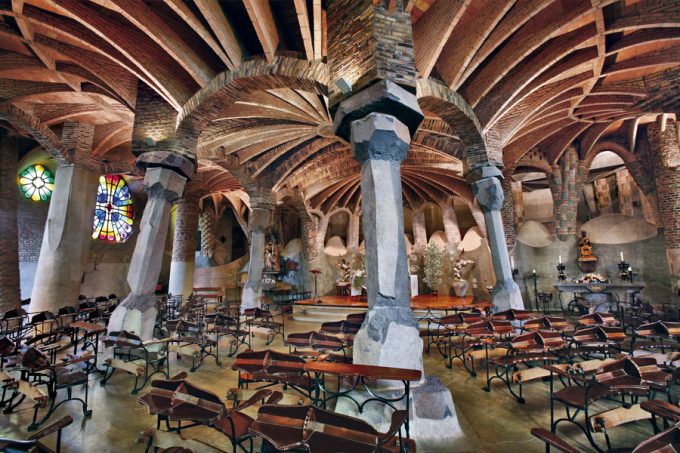 Intérieur de la crypte de Güell, par Antoni Gaudí