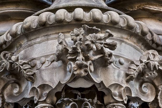 Tribuna de la Casa Calvet de Antoni Gaudí