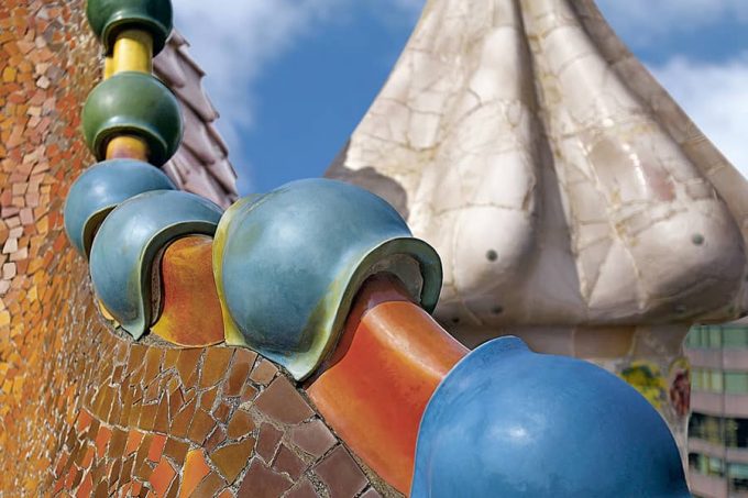 Detalle del tejado de la Casa Batlló de Antoni Gaudí