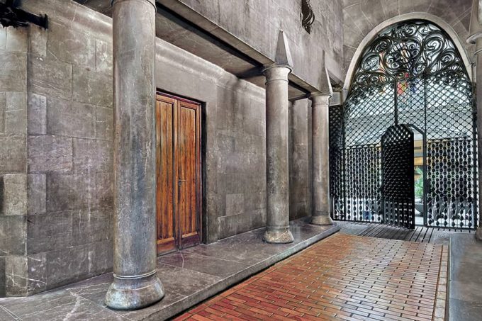 Entrance on the ground floor of Palau Güell, by Antoni Gaudí