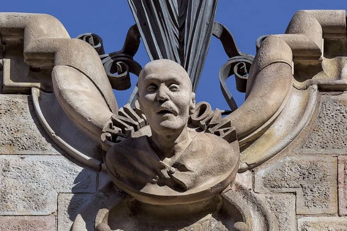 Busto en la fachada principal de la Casa Calvet de Antoni Gaudí