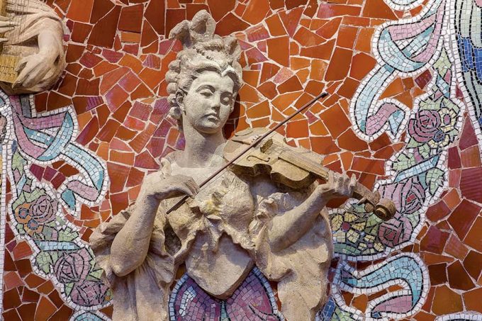 Sculpture of a violinist at the Palau de la Música in Barcelona