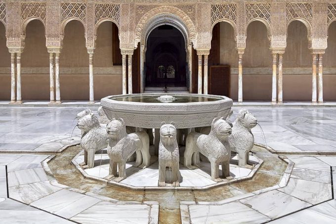 La Cour des Lions dans l'Alhambra de Grenade