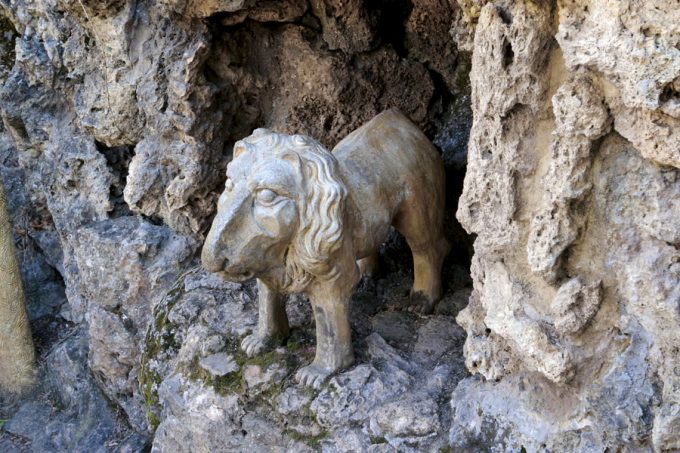 Escultura de un león en los Jardines Artigas de Antoni Gaudí