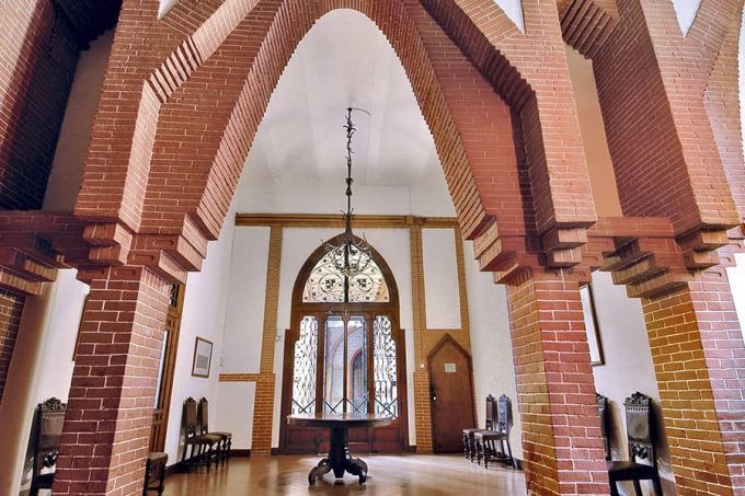 Étage bas du collège des Thérésiennes de Barcelone, Antoni Gaudí