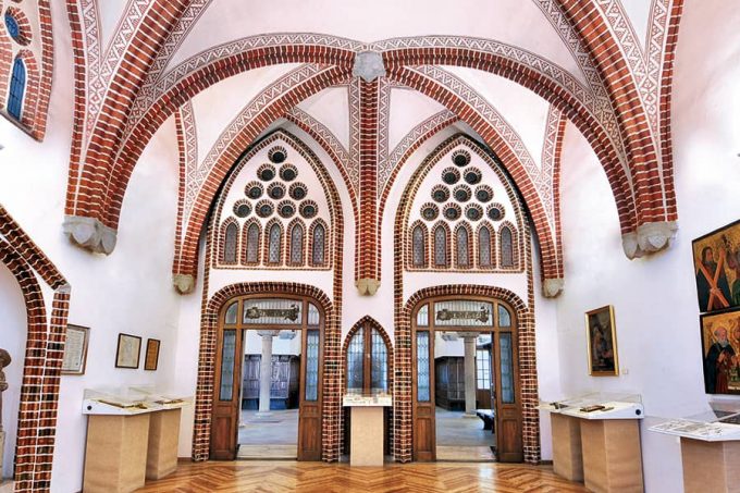 Arches on the ground floor of the Episcopal Palace of Astorga Antoni Gaudí