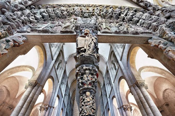 Figura de Santiago Apóstol en el parteluz de la Catedral de Santiago de Compostela