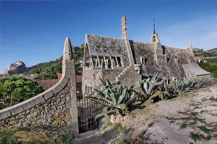 Exterior de las Bodegas Güell de Antoni Gaudí