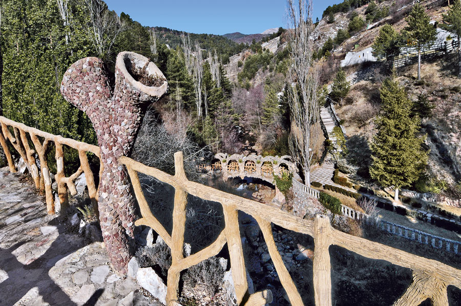 Puente en los Jardines Artigas de Antoni Gaudí