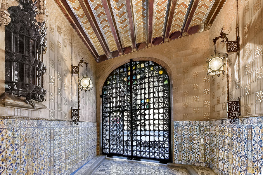 Puerta del Palacio del Barón de Quadras, en Barcelona
