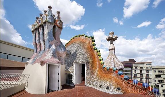 Chimeneas Tejado Casa Batllo Gaudi Barcelona Dosde Publishing