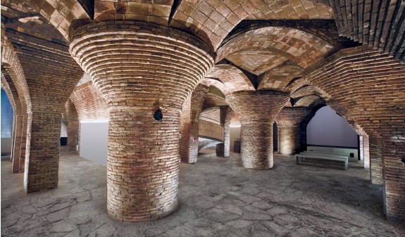 Palacio Guell Lcolumnas Sotano Dosde Publishing