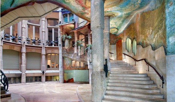 Vestibulo Escaleras La Pedrera Casa Mila Gaudi Dosde Publishing