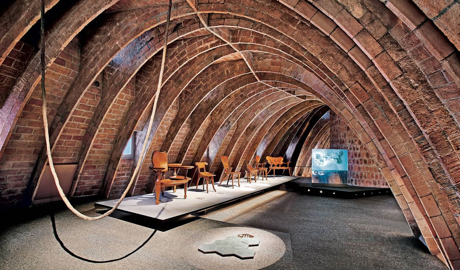 La Pedrera, la última obra civil de Gaudí - Dosde Publishing