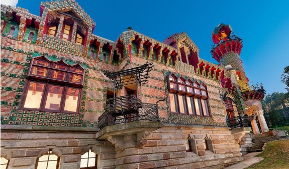 Pared Exterior El Capricho Gaudi Dosde Publishing