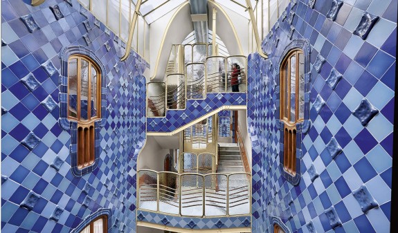 Patio Interior Azul Casa Batllo Gaudi Barcelona Dosde Publishing
