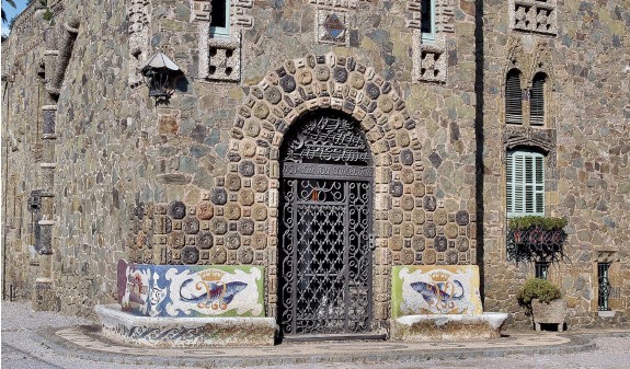 Torre Bellesguard Antoni Gaudi Dosde Publishing