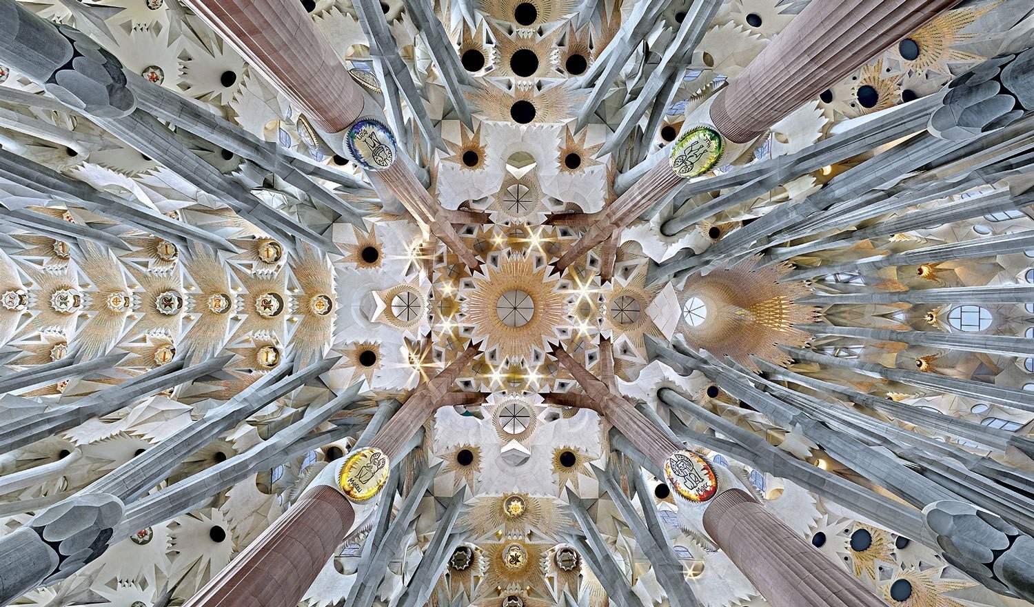 Photo book: Sagrada Familia, Gaudí's masterpiece
