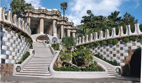 Escalera de entrada a Park Güell, de Antoni Gaudí