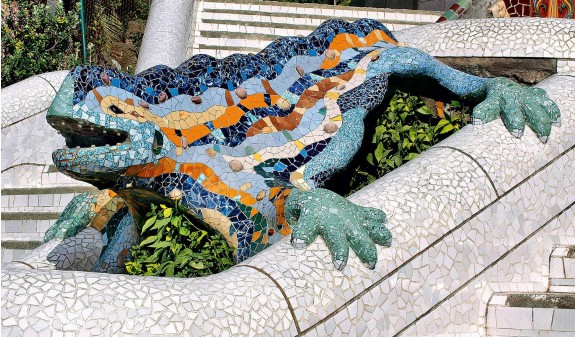 Dragon Escalera Entrada Park Guell Gaudi Dosde Publishing