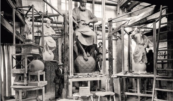 Escultura Hombre Sobre Bola Sagrada Familia Antoni Gaudi Fotografia Historica Dosde Publishing