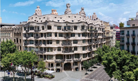 Panoramica La Pedrera Casa Mila Gaudi Dosde Publishing